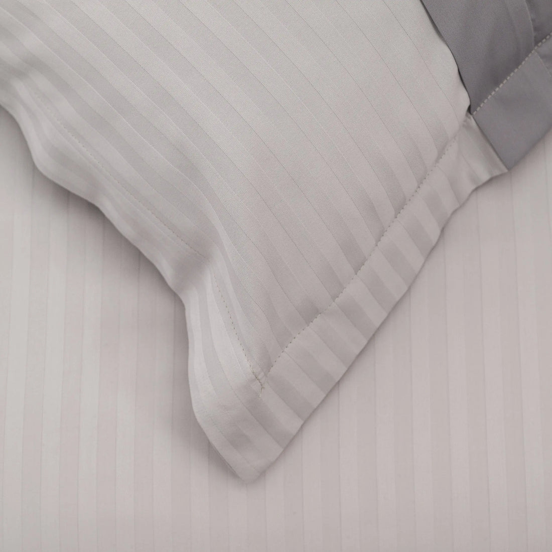 Lenjerie de pat 2 persoane Gri din Bumbac 100% satinat dens cu dungi, personalizabilă – GREIGE STRIPES