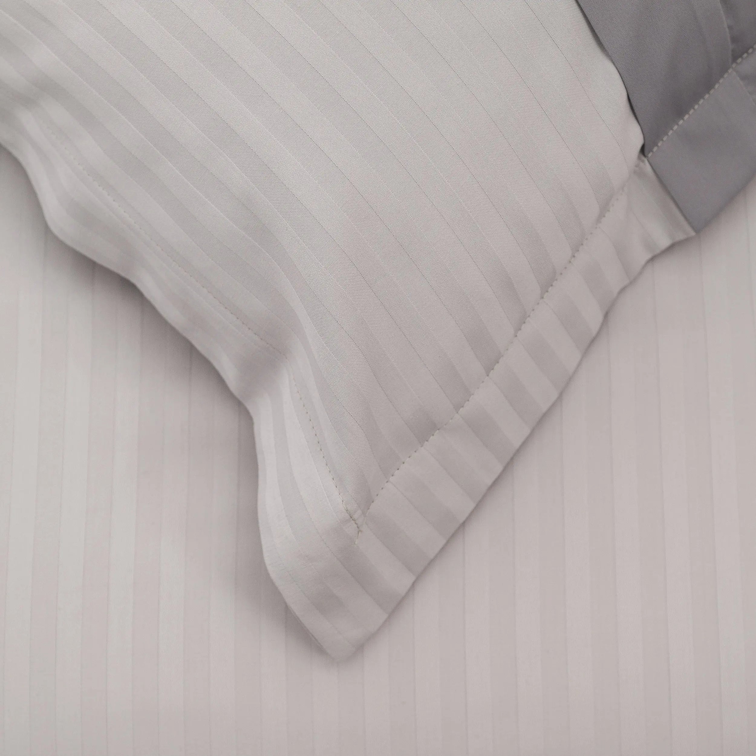 Lenjerie de pat 2 persoane Gri din Bumbac 100% satinat dens cu dungi, personalizabilă – GREIGE STRIPES