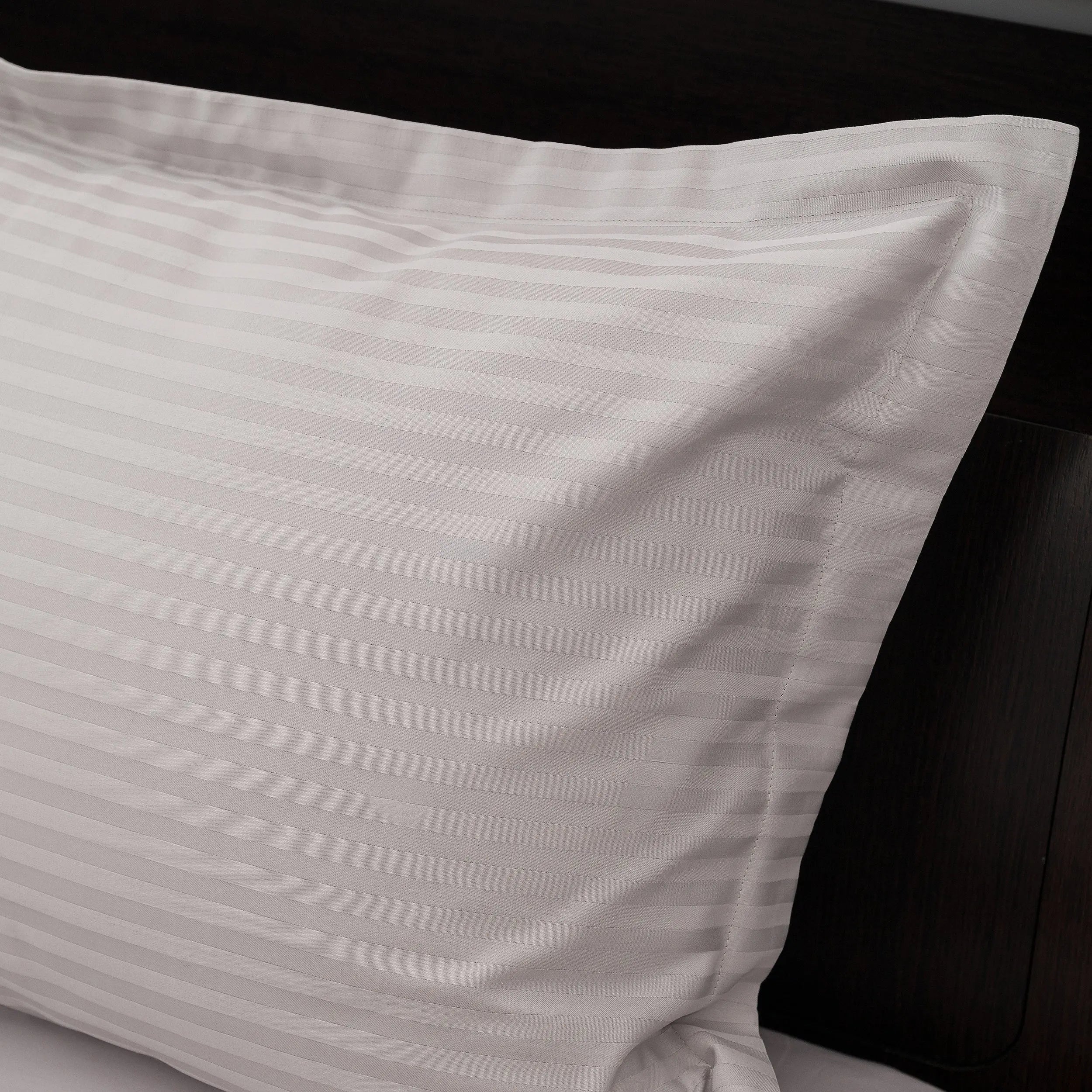 Lenjerie de pat 2 persoane Gri din Bumbac 100% satinat dens cu dungi, personalizabilă – GREIGE STRIPES
