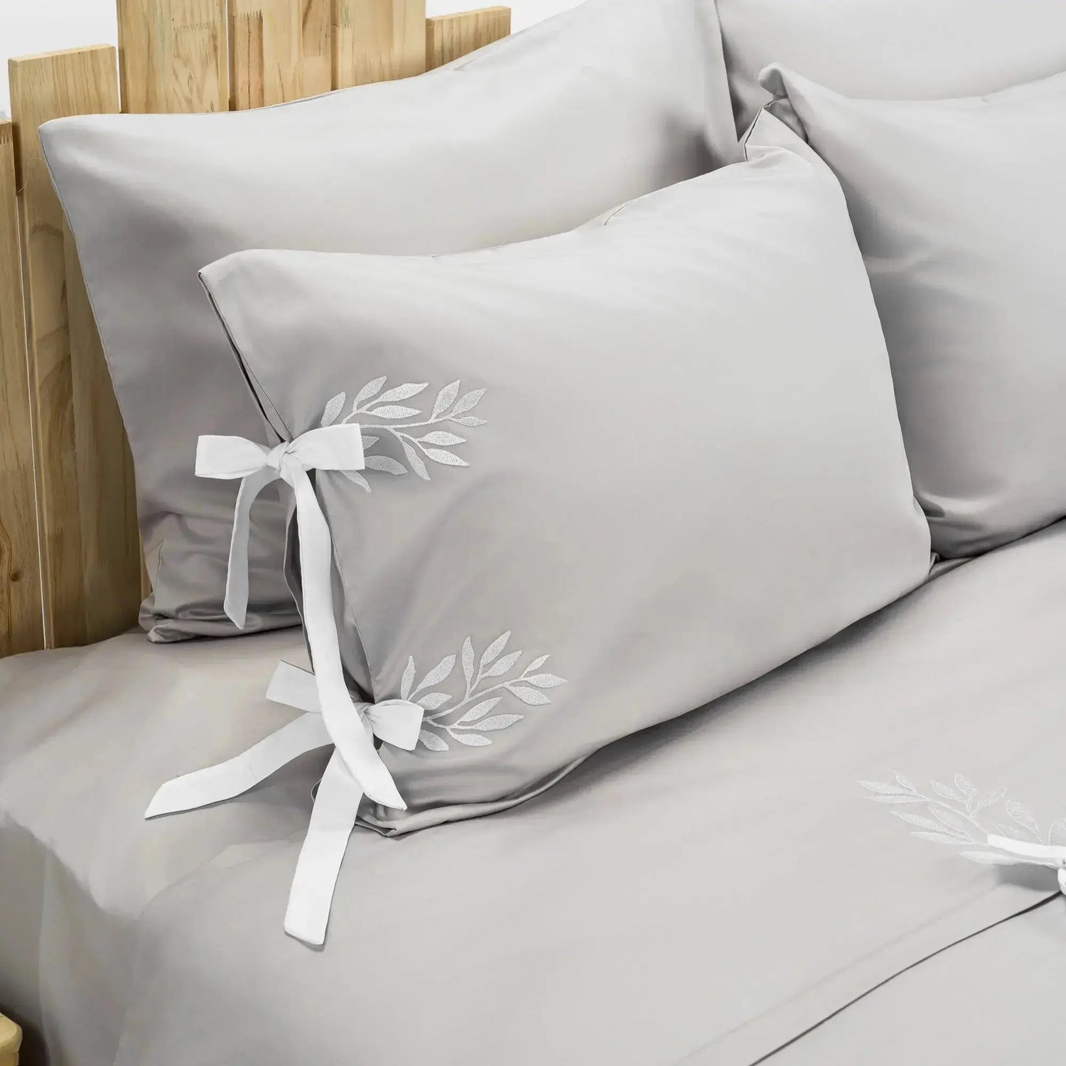 Fețe de pernă și cearceaf Cinderella din bumbac natural – finisaje calitative