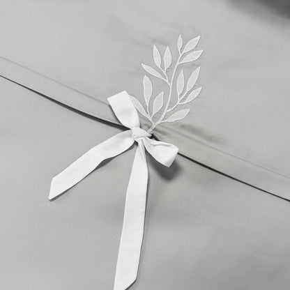 Detaliu broderie  si funda albă pe lenjerie Cinderella din bumbac natural – finisaje calitative