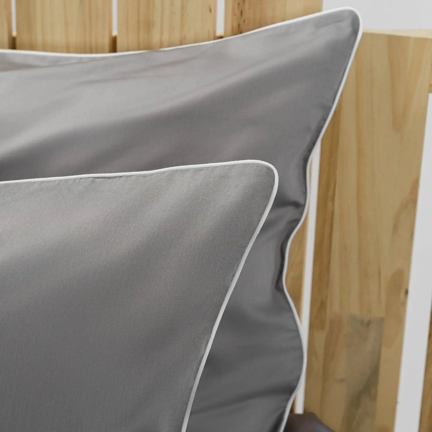 Lenjerie de pat 1 persoană Gri din bumbac satinat dens simplă, personalizabilă – ELEGANT GREY CASA CRYSTAL CasaCrystal