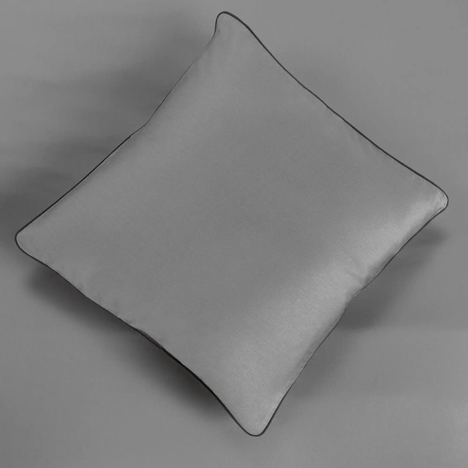 Detaliu textură bumbac 100% natural pe lenjeria de pat Stones cu model subtil