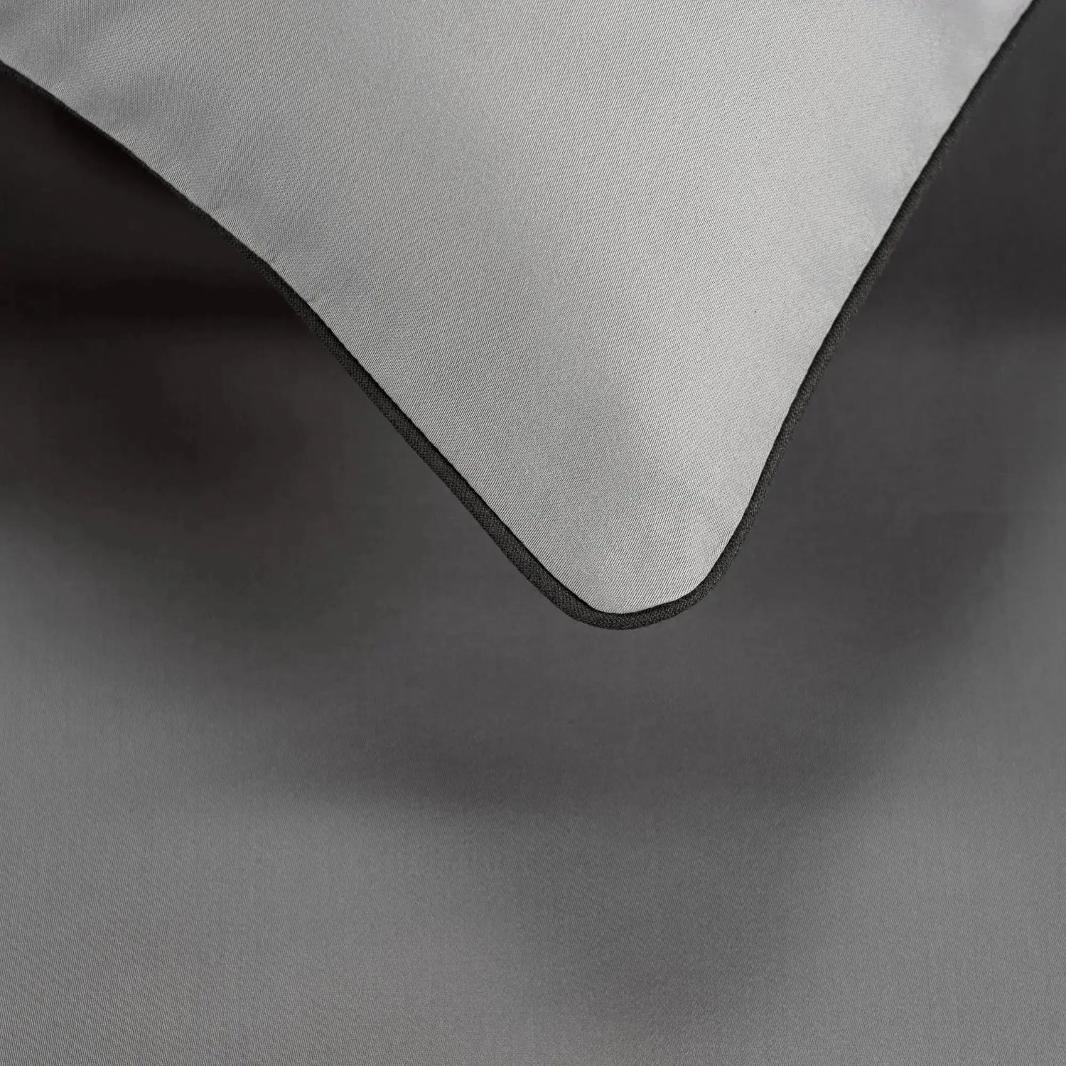 Detaliu textură bumbac 100% natural pe lenjeria de pat Stones cu model subtil cu doua fete antracit si gri