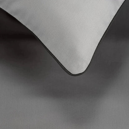 Detaliu textură bumbac 100% natural pe lenjeria de pat Stones cu model subtil cu doua fete antracit si gri