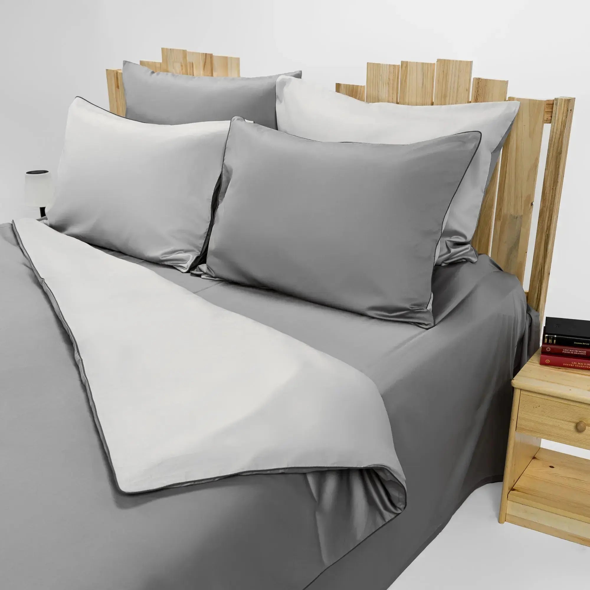 Lenjerie de pat Stones prezentată pe pat dublu, material bumbac natural