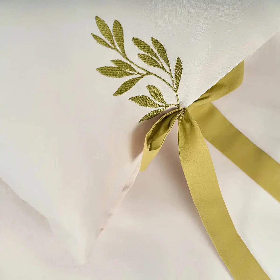 detaliu brodat lenjerie Jasmine pentru pat matrimonial, textură fină și design elegant