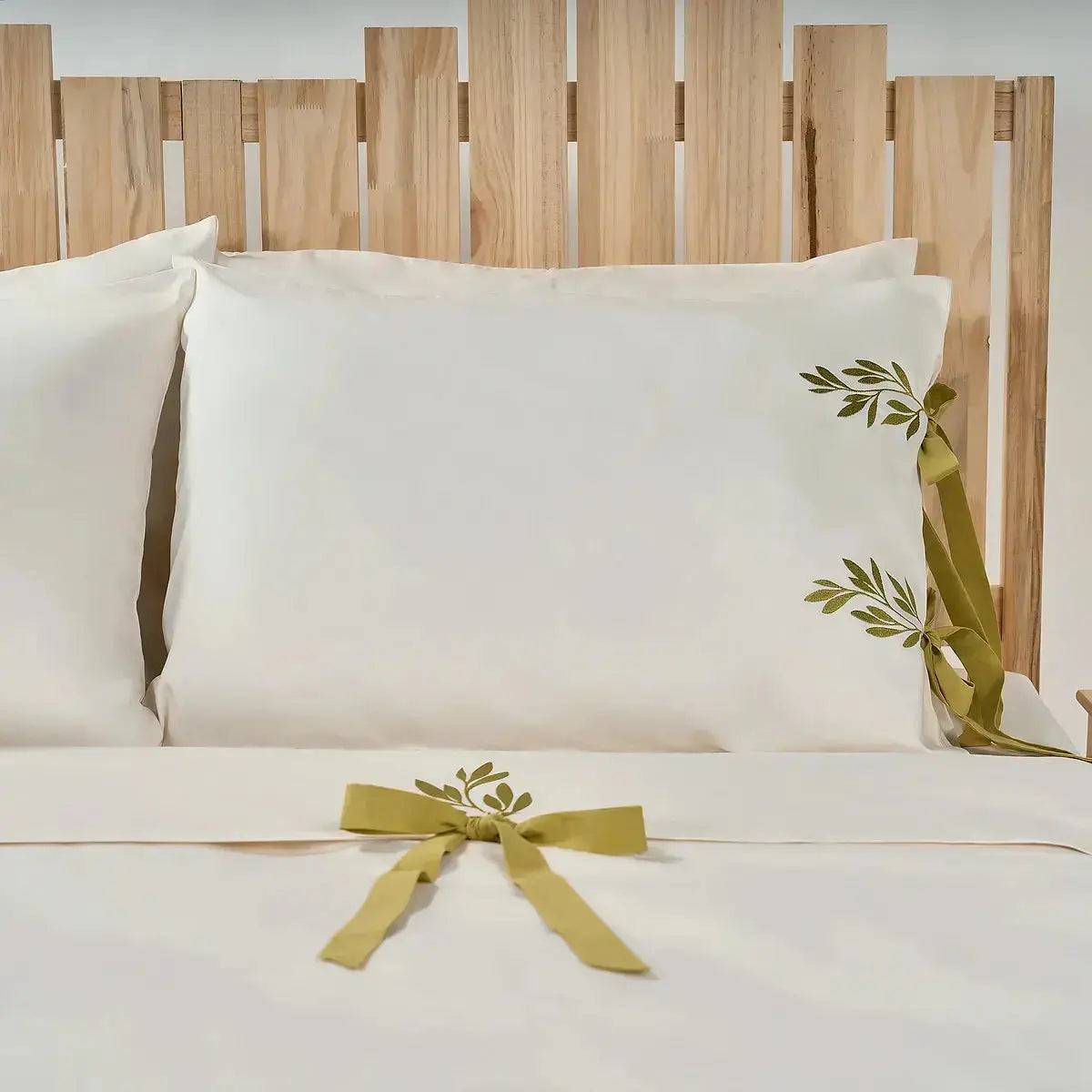 Detaliu broderie vegetală pe lenjeria de pat Jasmine, material premium