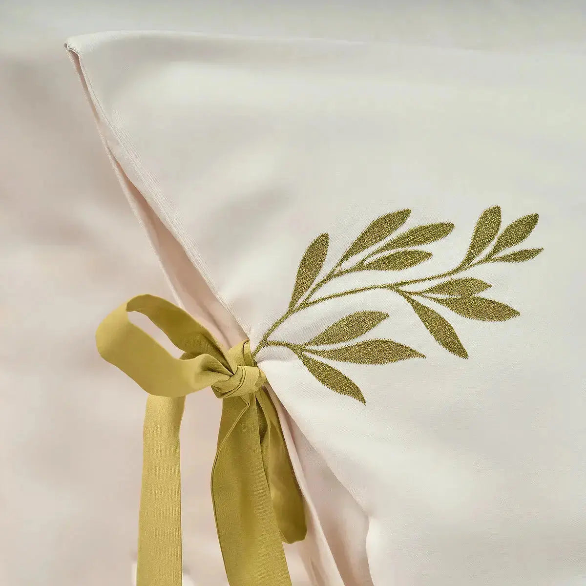 Finisaje elegante și cusături rezistente pe lenjeria de pat Jasmine