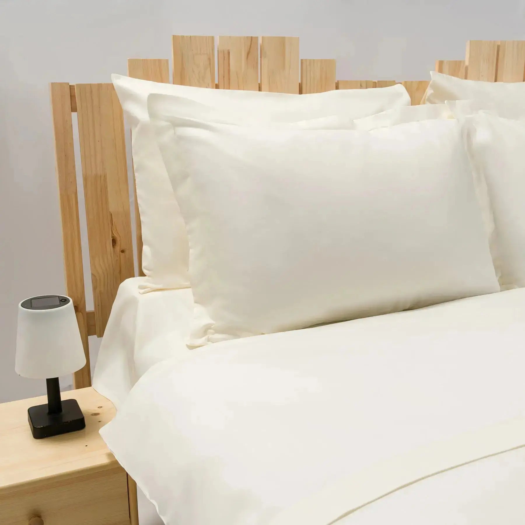 Detaliu textură bumbac 100% natural pe lenjeria de pat simple ivoar