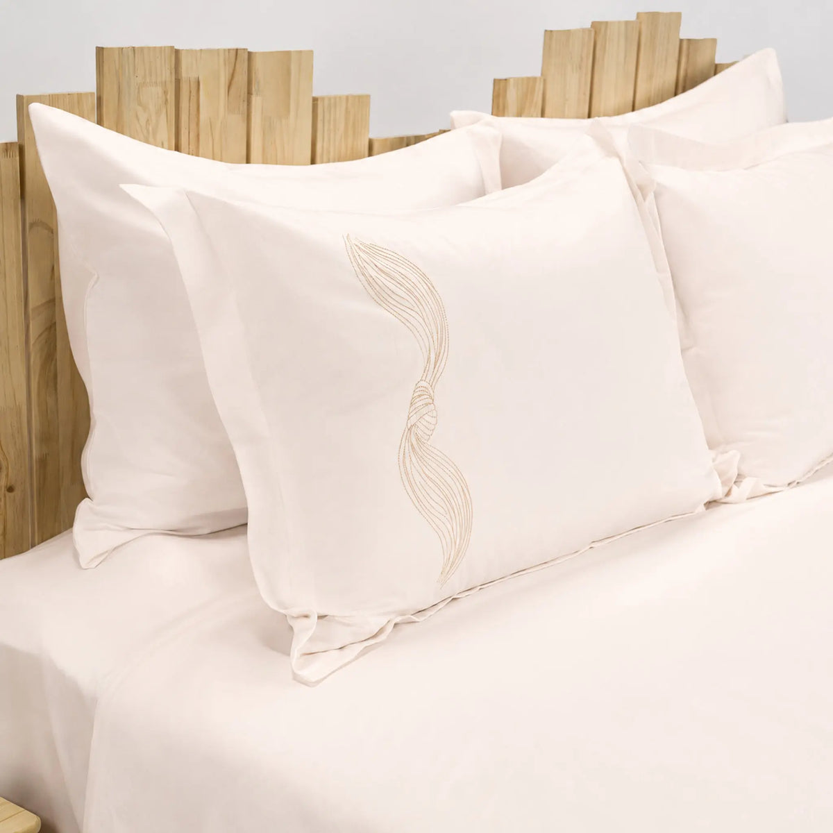 Lenjerie de pat 2 persoane Ivoar din Bumbac 100% satinat dens, brodată cu drapaje, personalizabilă – DRAPE