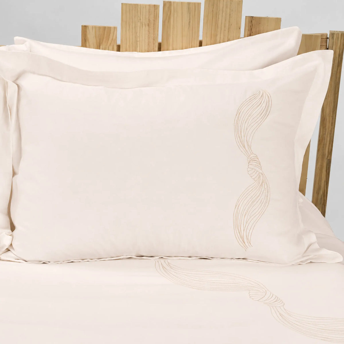Lenjerie de pat 2 persoane Ivoar din Bumbac 100% satinat dens, brodată cu drapaje, personalizabilă – DRAPE