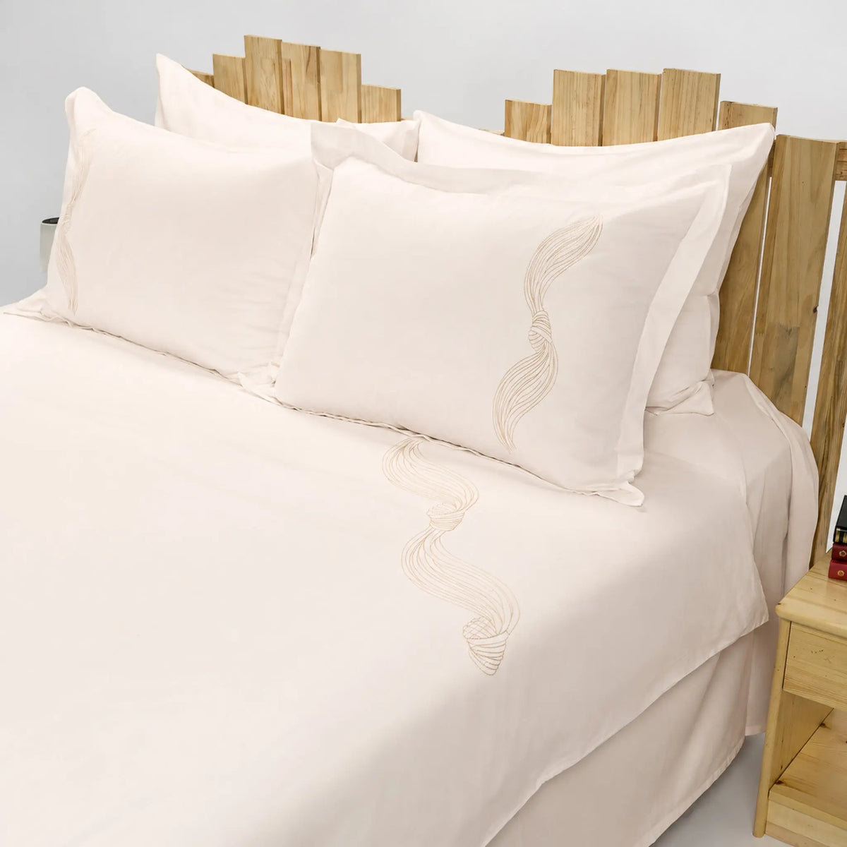 Lenjerie de pat 2 persoane Ivoar din Bumbac 100% satinat dens, brodată cu drapaje, personalizabilă – DRAPE