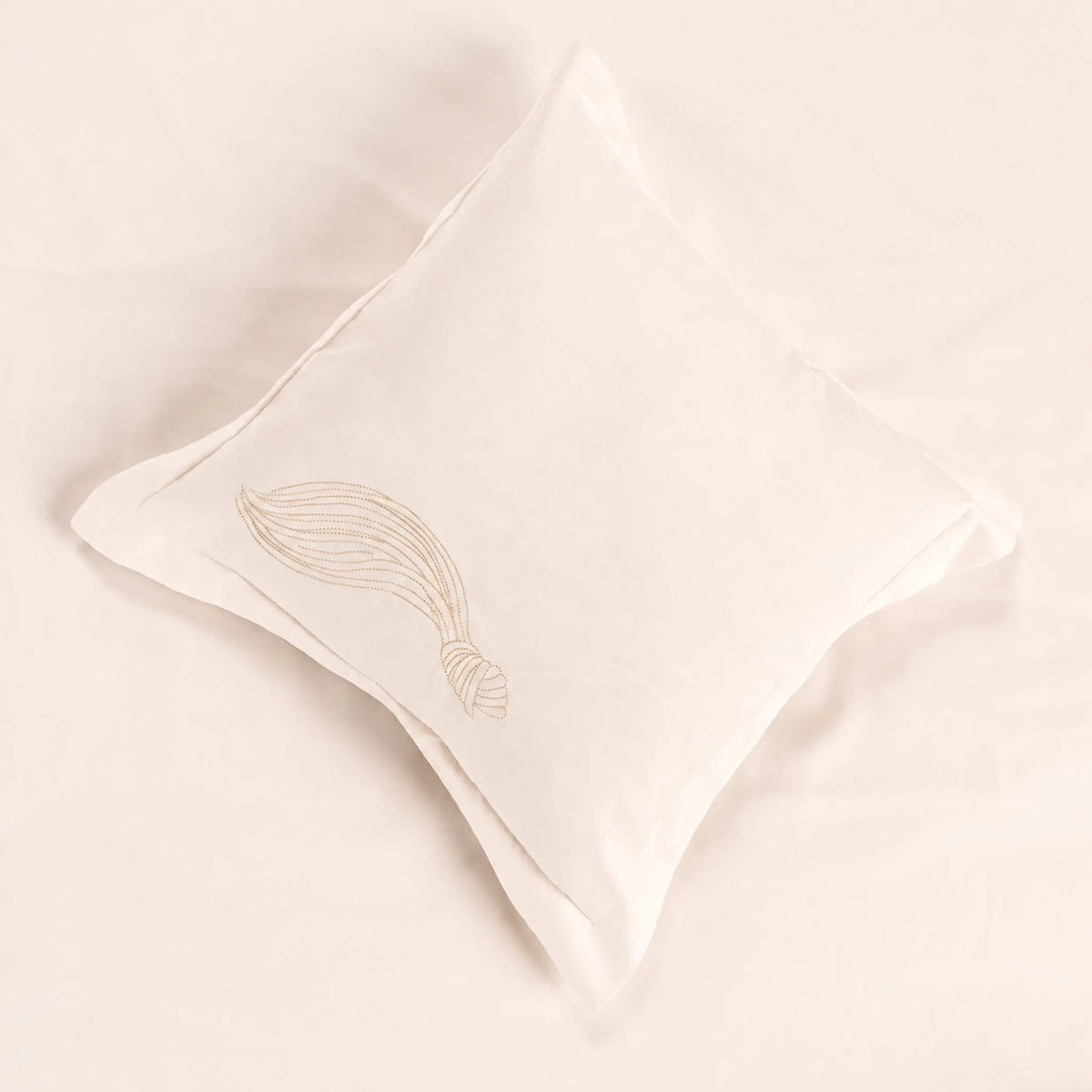 Lenjerie de pat 2 persoane Ivoar din Bumbac 100% satinat dens, brodată cu drapaje, personalizabilă – DRAPE
