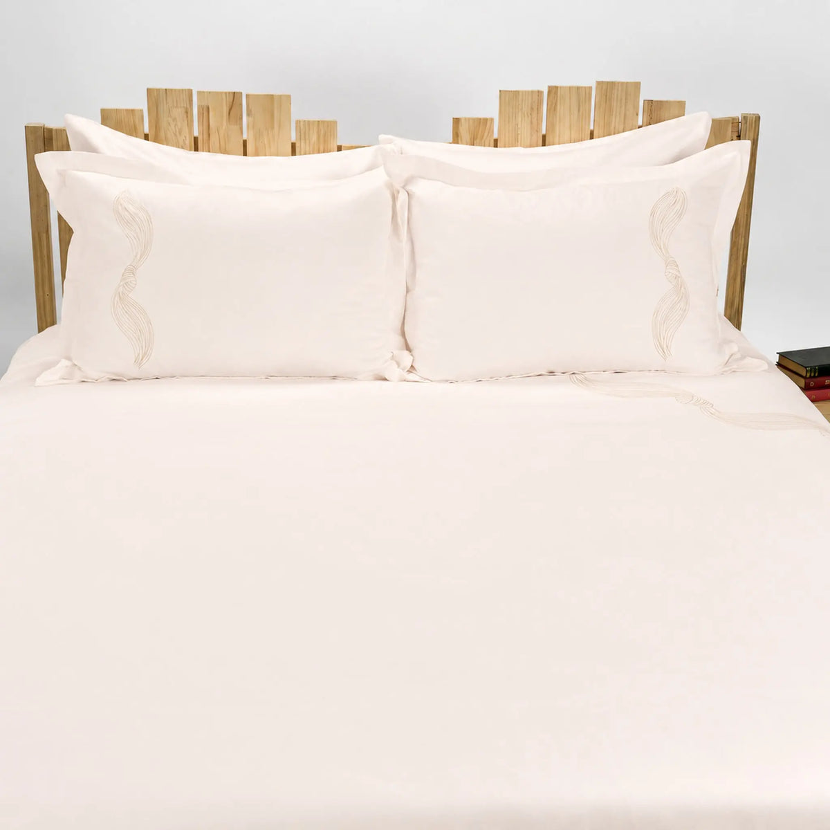 Lenjerie de pat 2 persoane Ivoar din Bumbac 100% satinat dens, brodată cu drapaje, personalizabilă – DRAPE