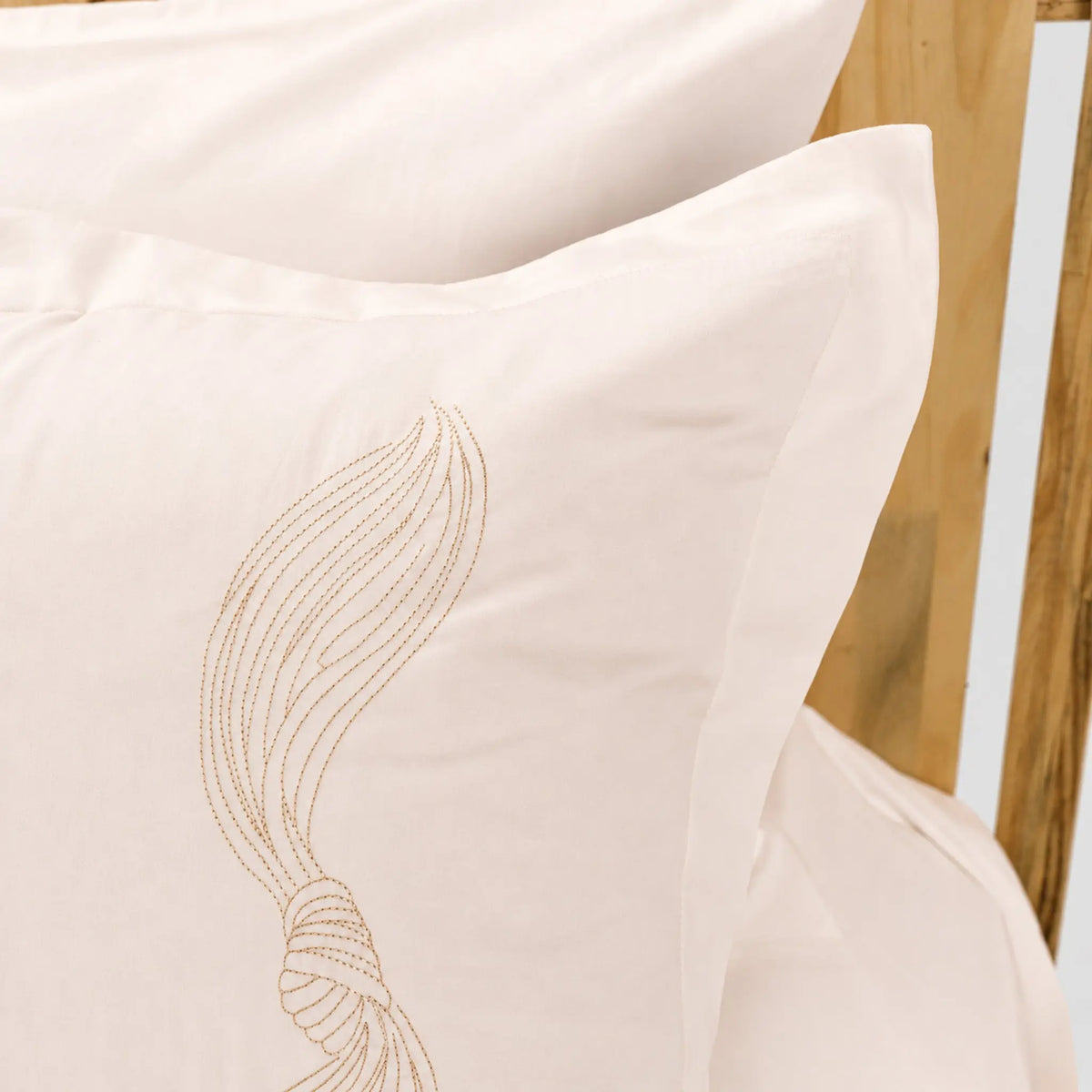 Lenjerie de pat 2 persoane Ivoar din Bumbac 100% satinat dens, brodată cu drapaje, personalizabilă – DRAPE