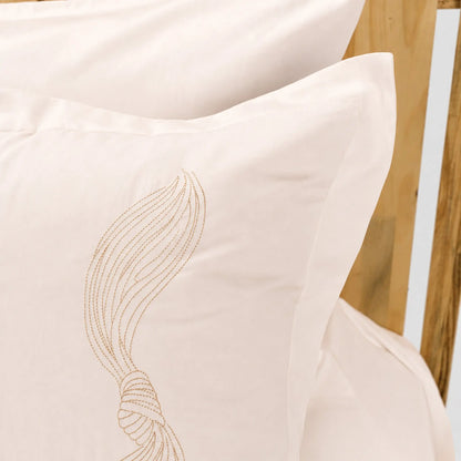 Lenjerie de pat 2 persoane Ivoar din Bumbac 100% satinat dens, brodată cu drapaje, personalizabilă – DRAPE