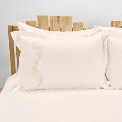Lenjerie de pat 2 persoane Ivoar din Bumbac 100% satinat dens, brodată cu drapaje, personalizabilă – DRAPE