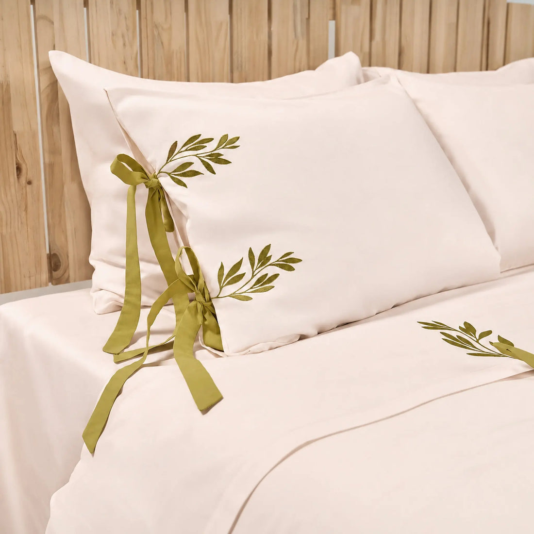 Lenjerie de pat 2 persoane Ivoar din Bumbac 100% satinat dens, brodată cu motive vegetale, personalizabilă – JASMINE