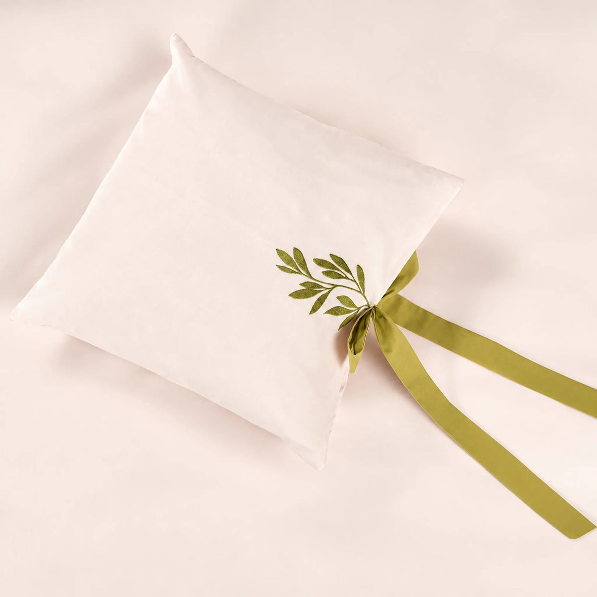 Lenjerie de pat 2 persoane Ivoar din Bumbac 100% satinat dens, brodată cu motive vegetale, personalizabilă – JASMINE