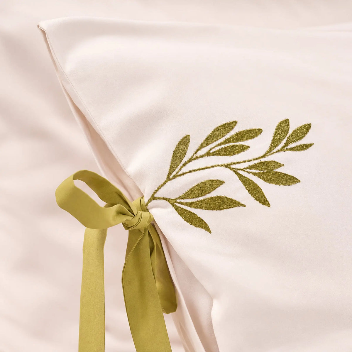 Lenjerie de pat 2 persoane Ivoar din Bumbac 100% satinat dens, brodată cu motive vegetale, personalizabilă – JASMINE