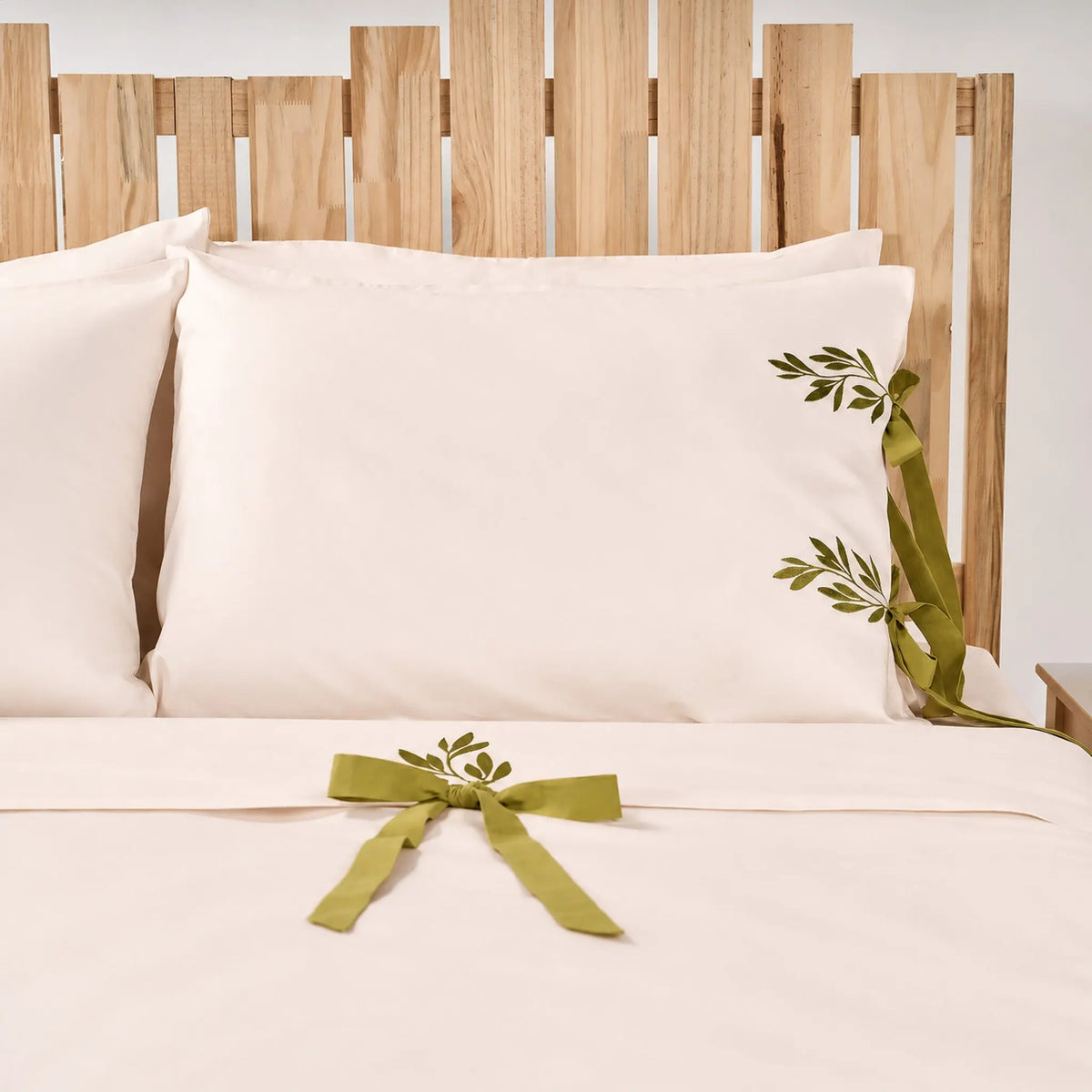 Lenjerie de pat 2 persoane Ivoar din Bumbac 100% satinat dens, brodată cu motive vegetale, personalizabilă – JASMINE