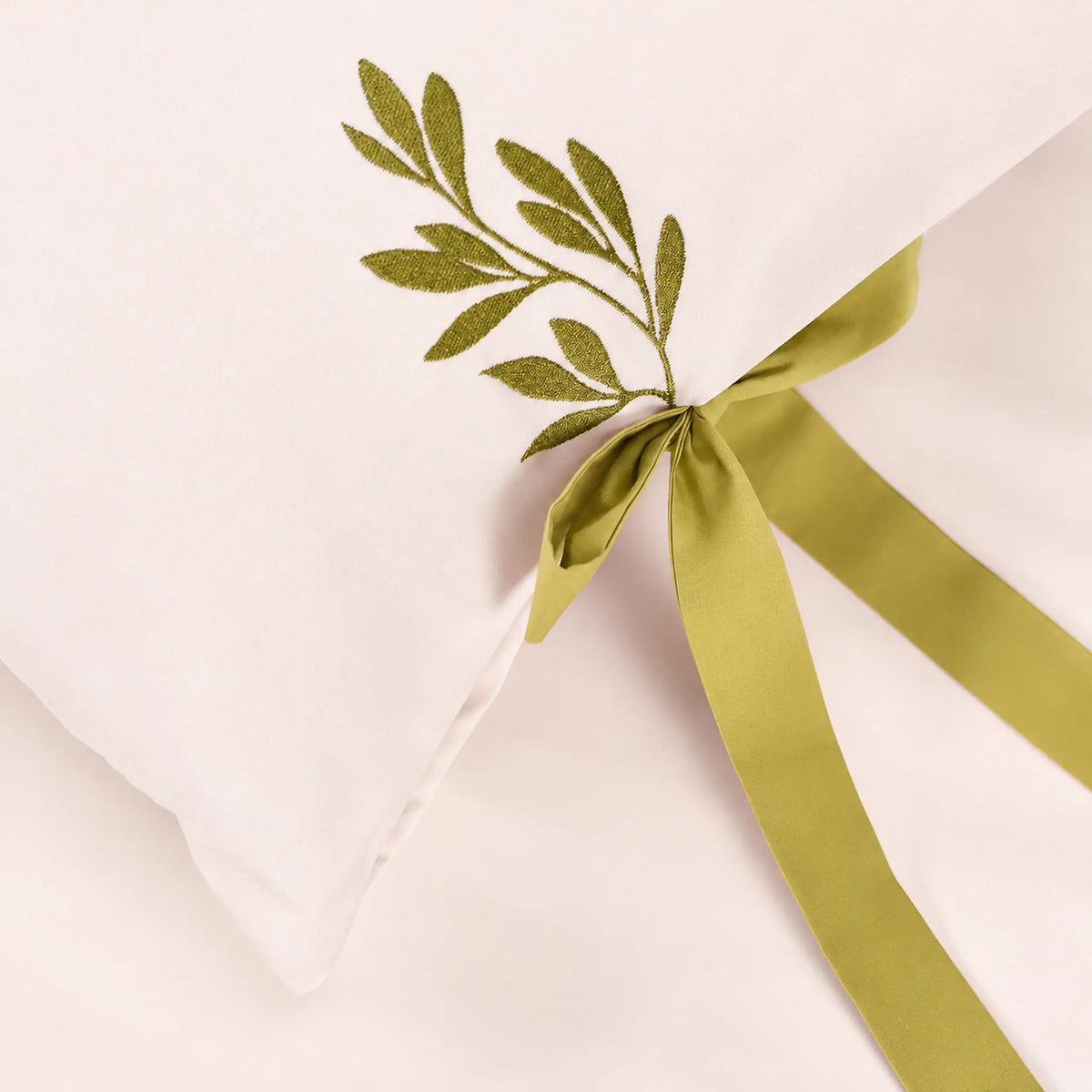 Lenjerie de pat 2 persoane Ivoar din Bumbac 100% satinat dens, brodată cu motive vegetale, personalizabilă – JASMINE