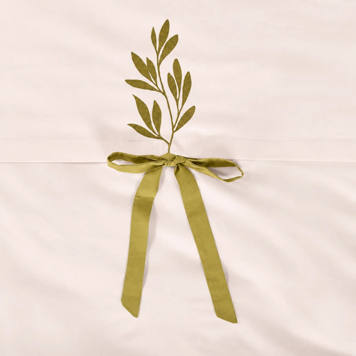 Lenjerie de pat 2 persoane Ivoar din Bumbac 100% satinat dens, brodată cu motive vegetale, personalizabilă – JASMINE
