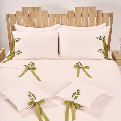 Lenjerie de pat 2 persoane Ivoar din Bumbac 100% satinat dens, brodată cu motive vegetale, personalizabilă – JASMINE