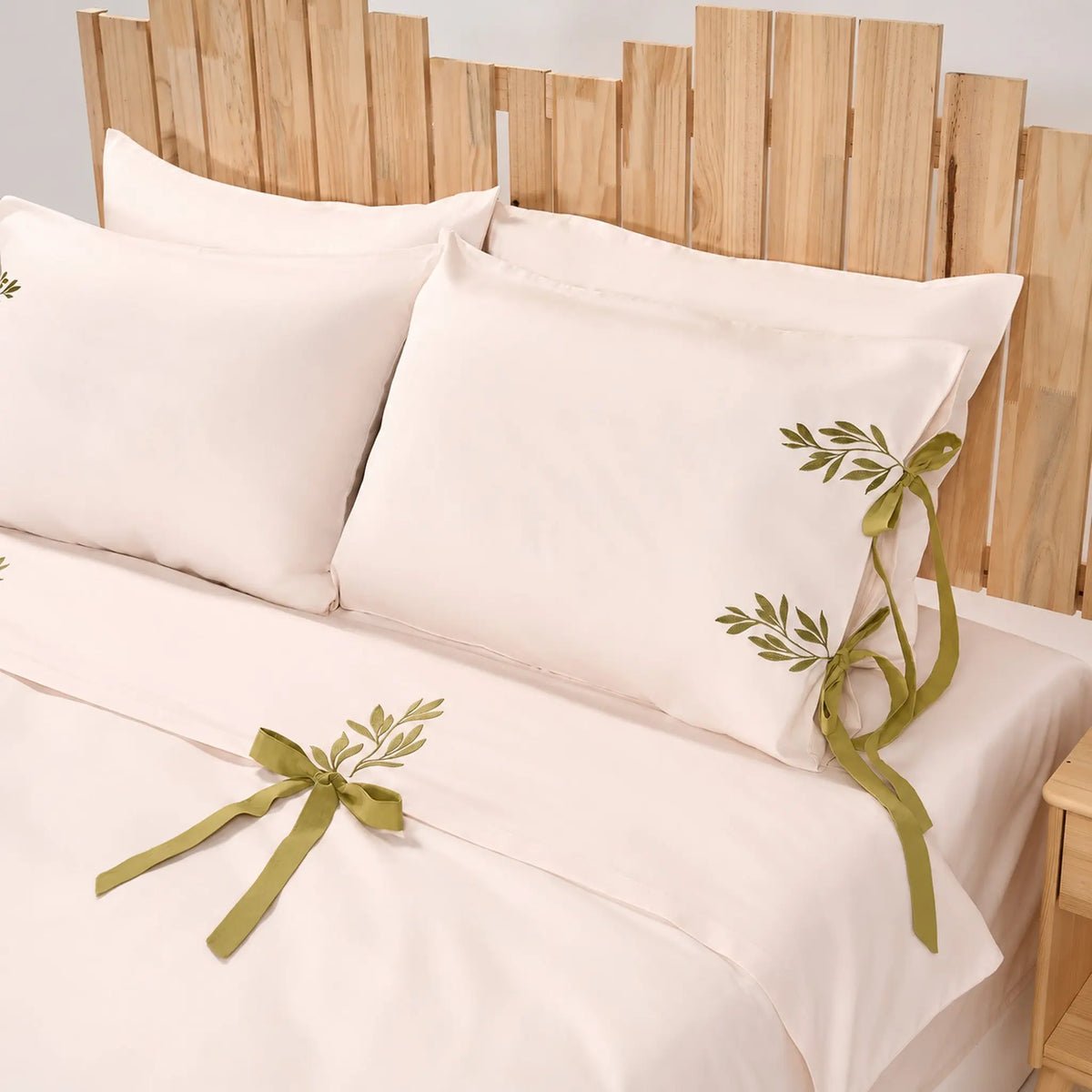 Lenjerie de pat 2 persoane Ivoar din Bumbac 100% satinat dens, brodată cu motive vegetale, personalizabilă – JASMINE