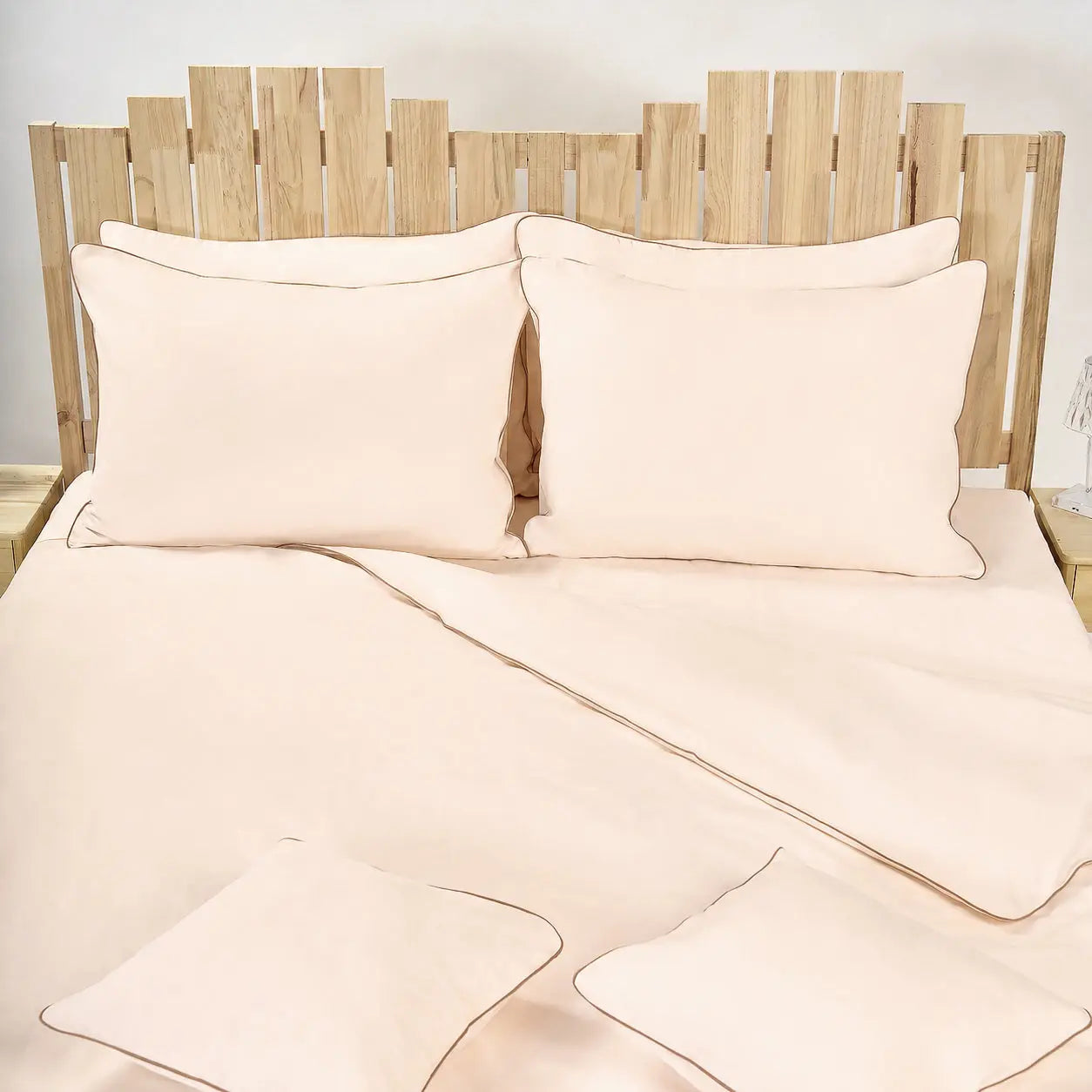 Lenjerie de pat 2 persoane Ivoar din Bumbac 100% satinat dens, cu bordură bej, personalizabilă – ELEGANT VANILLA