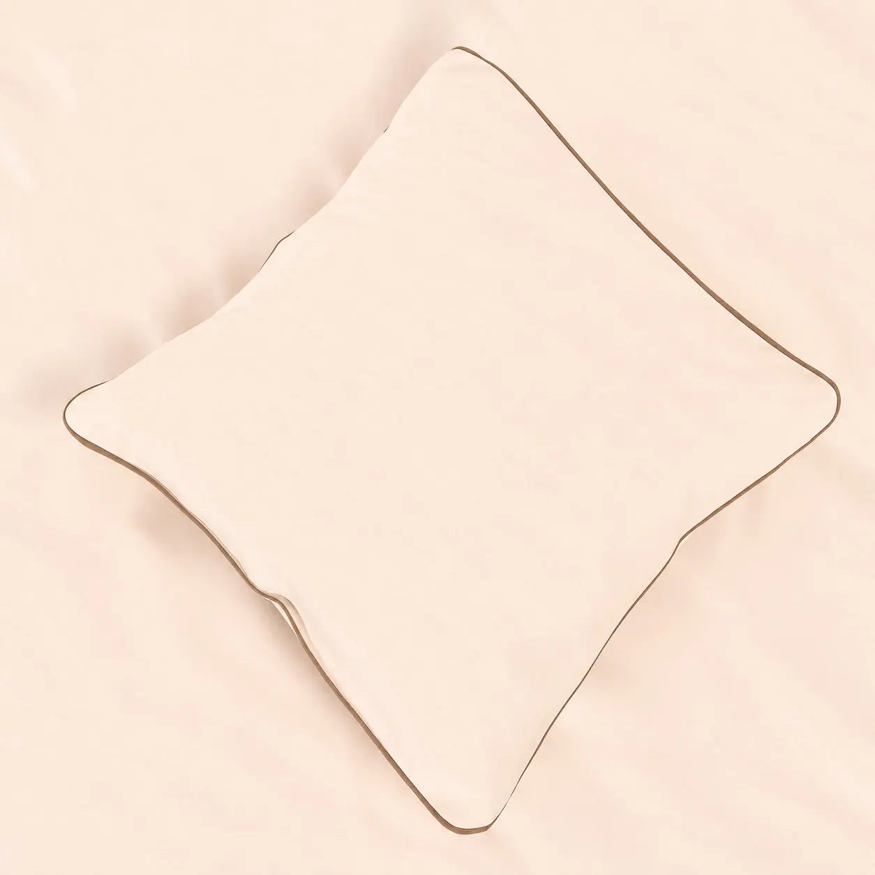 Lenjerie de pat 2 persoane Ivoar din Bumbac 100% satinat dens, cu bordură bej, personalizabilă – ELEGANT VANILLA