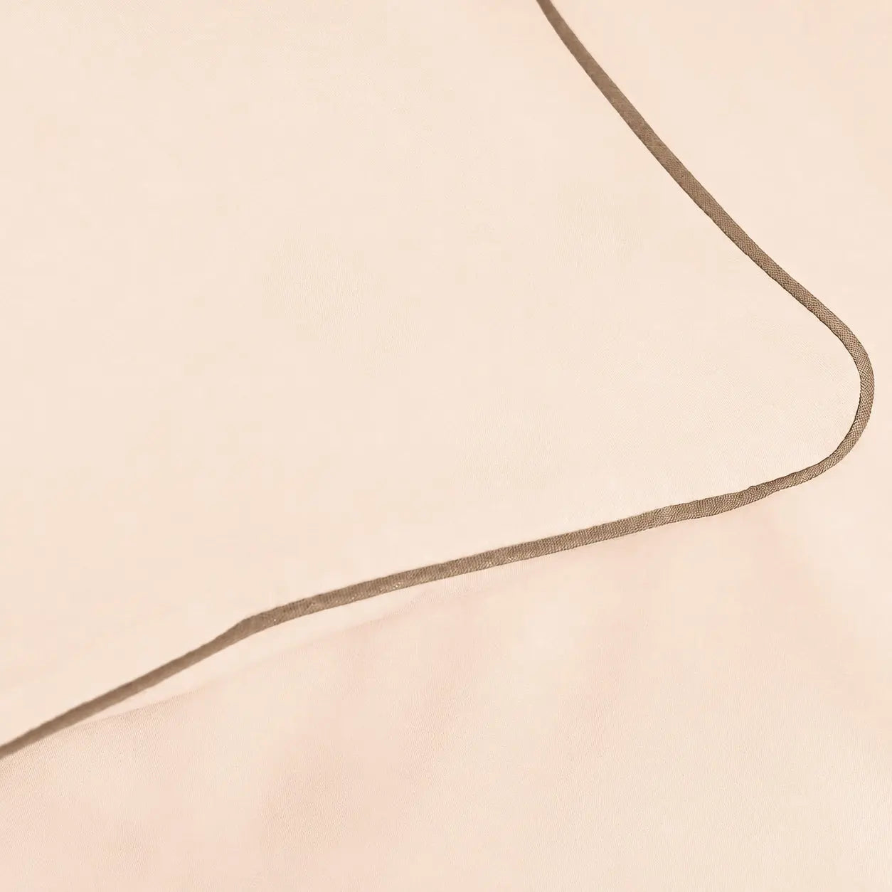 Lenjerie de pat 2 persoane Ivoar din Bumbac 100% satinat dens, cu bordură bej, personalizabilă – ELEGANT VANILLA