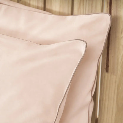 Lenjerie de pat 2 persoane Ivoar din Bumbac 100% satinat dens, cu bordură bej, personalizabilă – ELEGANT VANILLA