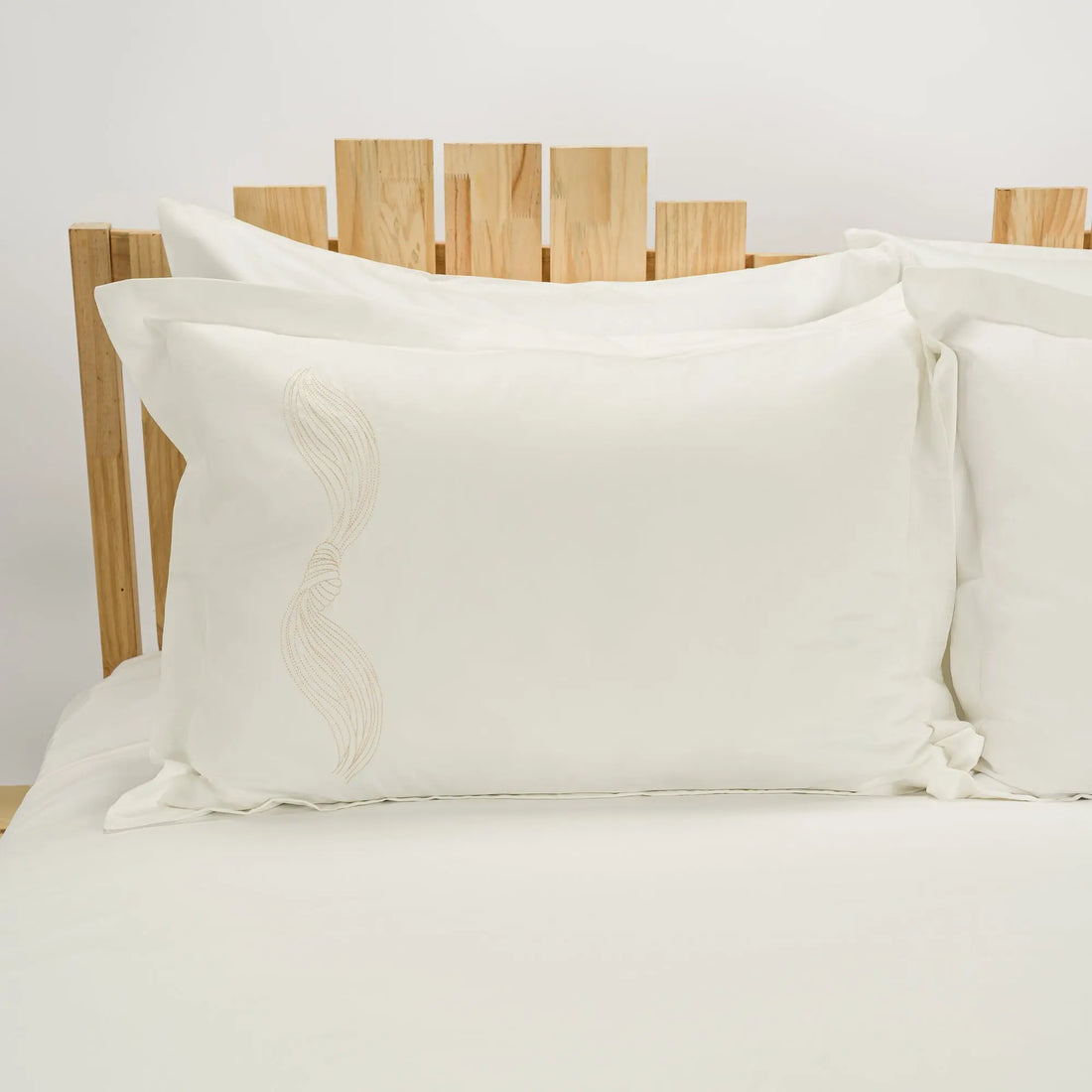Lenjerie de pat 2 persoane Ivoar din bumbac satinat dens brodată cu motive textil, personalizabilă – DRAPE CASA CRYSTAL CasaCrystal