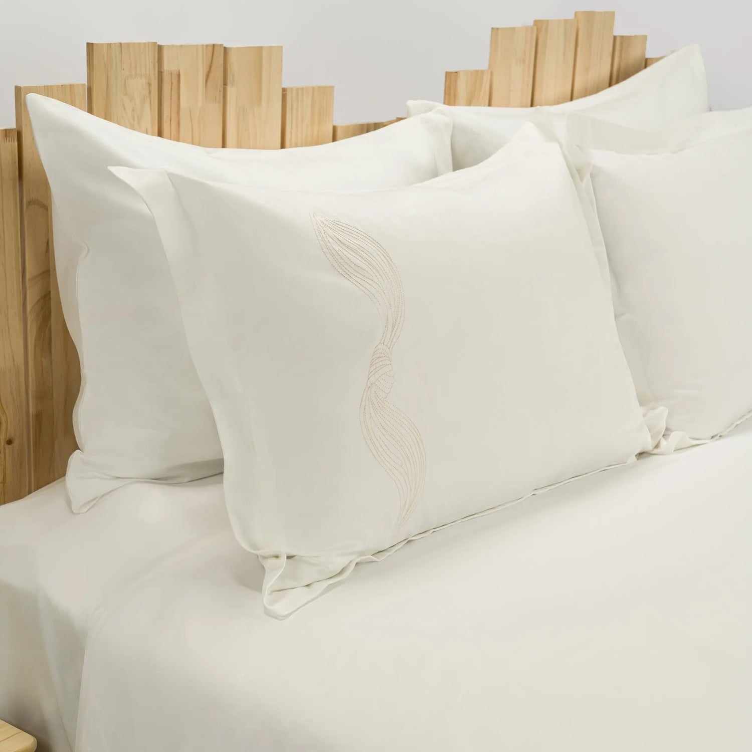 Lenjerie de pat 2 persoane Ivoar din bumbac satinat dens brodată cu motive textil, personalizabilă – DRAPE CASA CRYSTAL CasaCrystal
