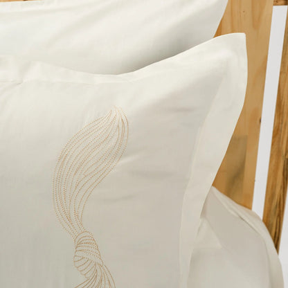 Lenjerie de pat 2 persoane Ivoar din bumbac satinat dens brodată cu motive textil, personalizabilă – DRAPE CASA CRYSTAL CasaCrystal