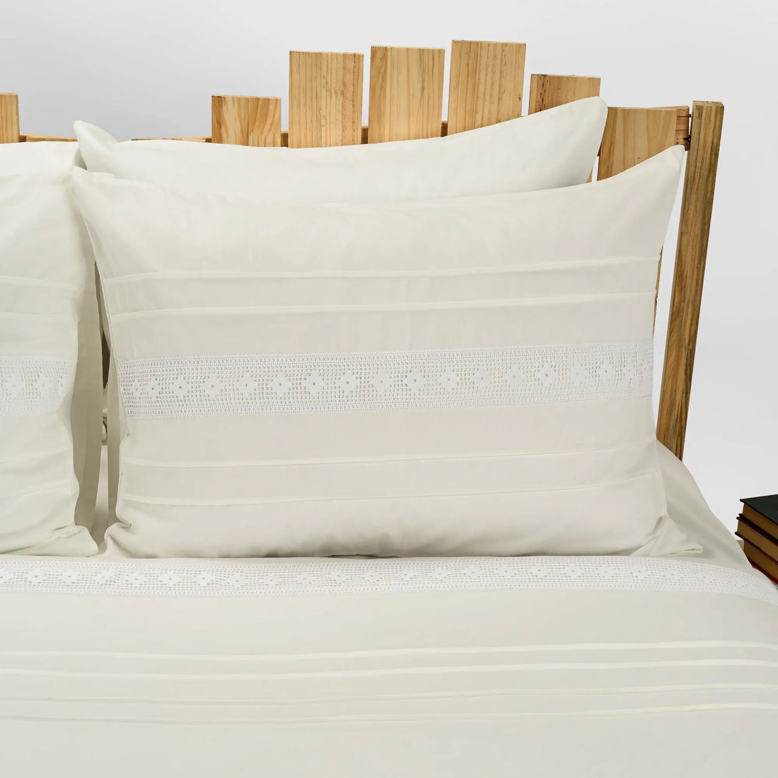 Lenjerie de pat 2 persoane Ivoar din bumbac satinat dens cu motive dantelă, personalizabilă – Denise CASA CRYSTAL CasaCrystal