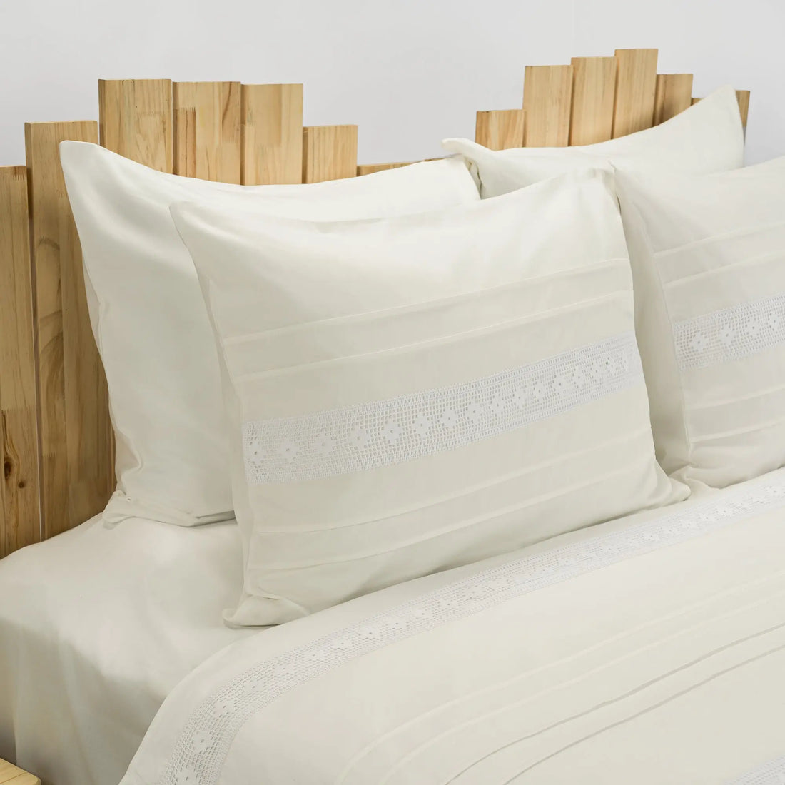 Lenjerie de pat 2 persoane Ivoar din bumbac satinat dens cu motive dantelă, personalizabilă – Denise CASA CRYSTAL CasaCrystal