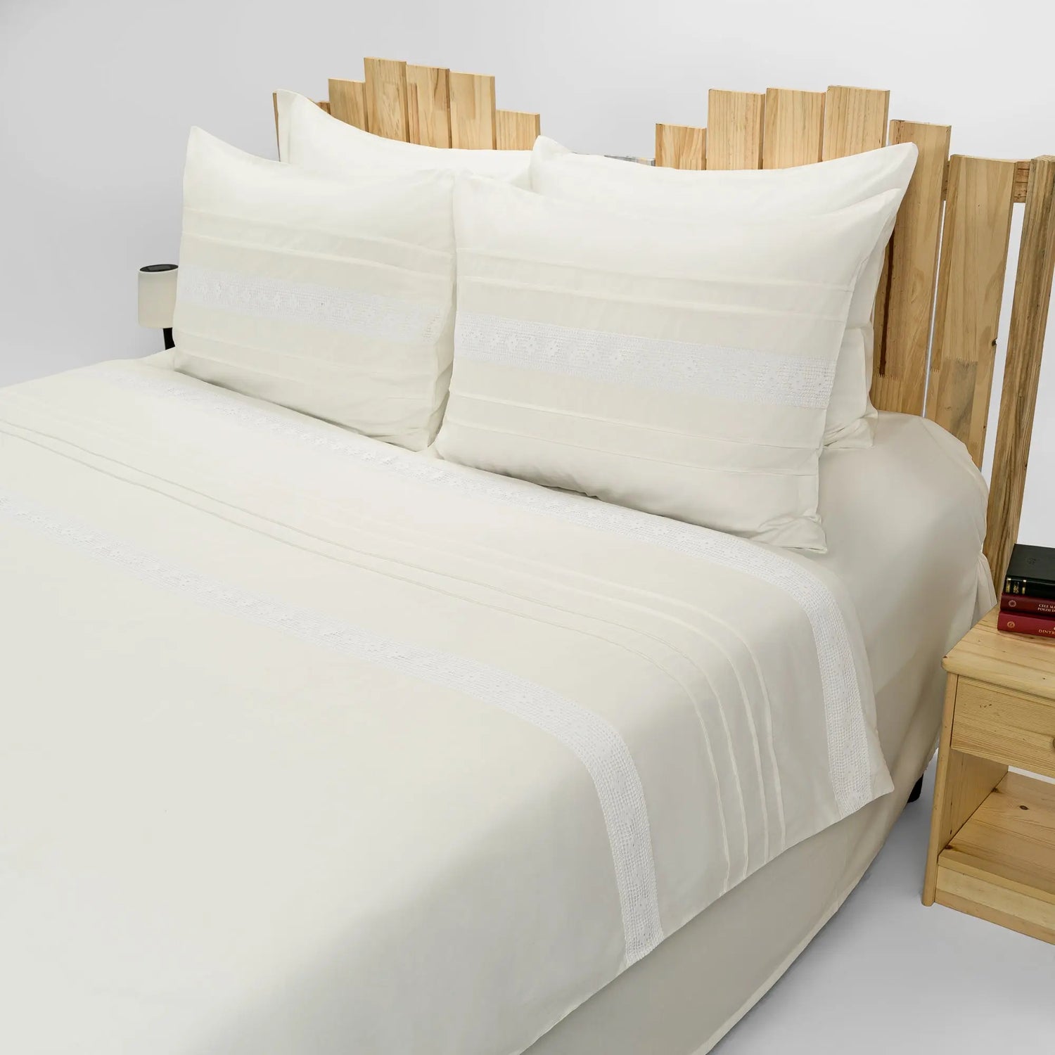 Lenjerie de pat 2 persoane Ivoar din bumbac satinat dens cu motive dantelă, personalizabilă – Denise CASA CRYSTAL CasaCrystal