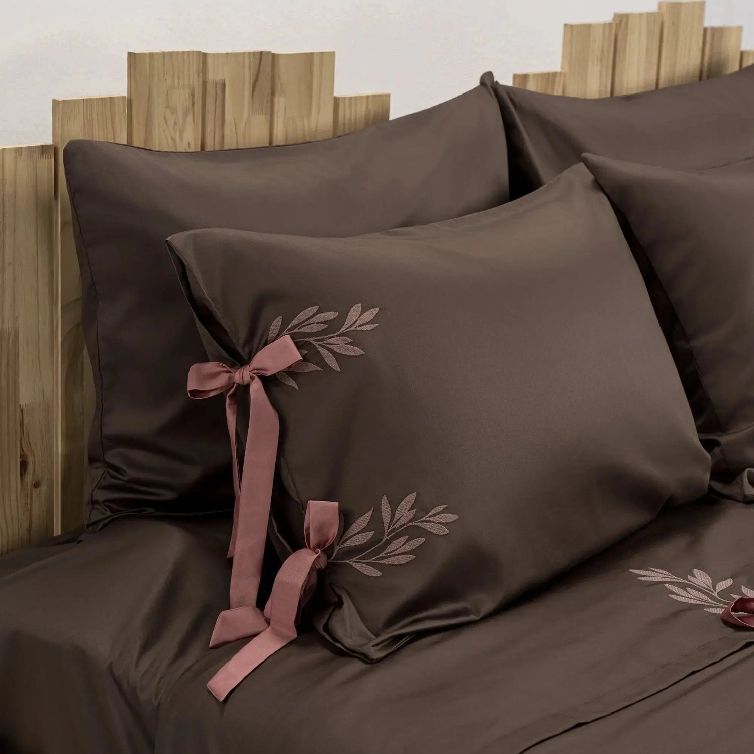 Lenjerie de pat 1 persoană Maro din bumbac satinat brodată cu motive florale, personalizabilă – POCAHONTAS CasaCrystal CasaCrystal