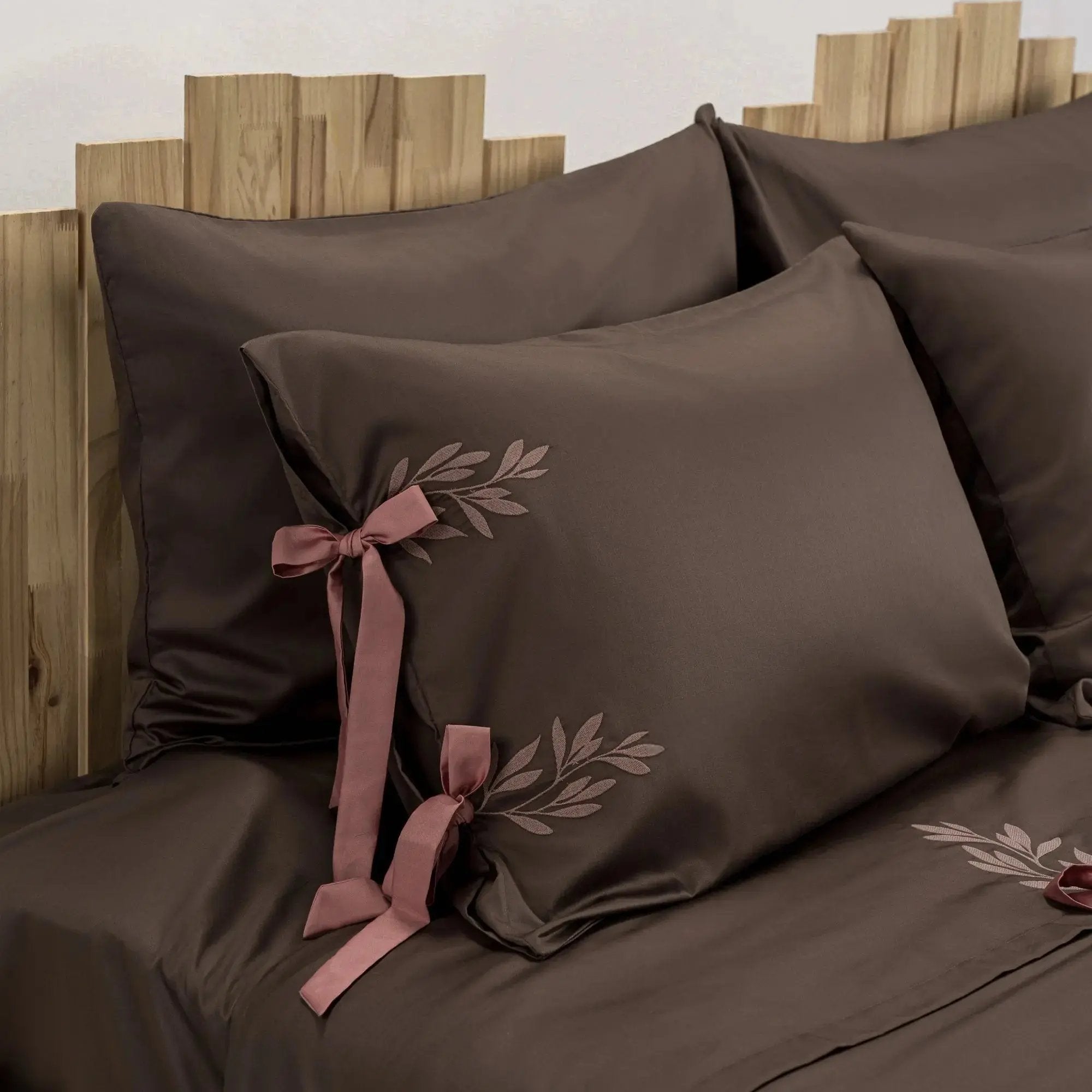 Lenjerie de pat 1 persoană Maro din bumbac satinat brodată cu motive florale, personalizabilă – POCAHONTAS CasaCrystal CasaCrystal