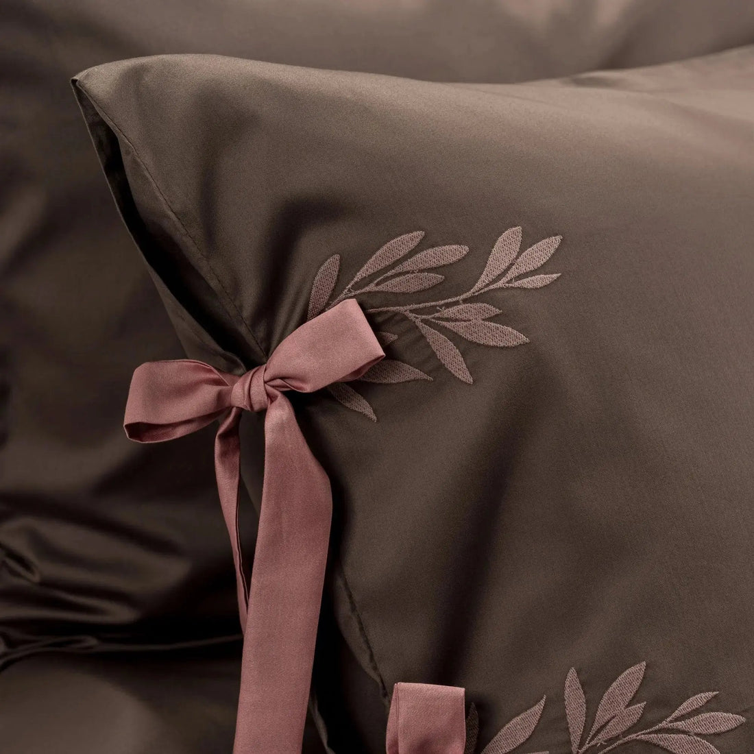 Lenjerie de pat 1 persoană Maro din bumbac satinat brodată cu motive florale, personalizabilă – POCAHONTAS CasaCrystal CasaCrystal