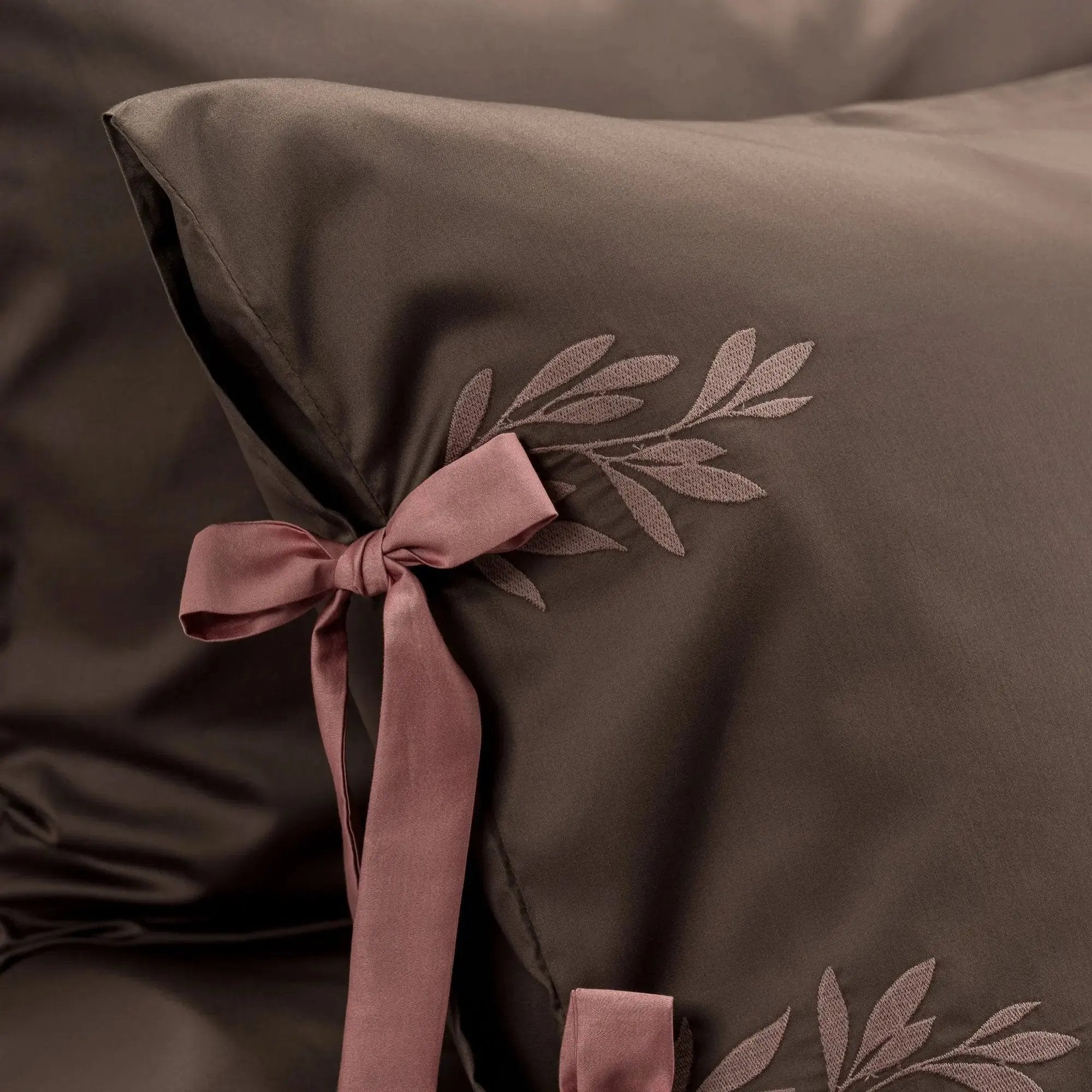 Lenjerie de pat 1 persoană Maro din bumbac satinat brodată cu motive florale, personalizabilă – POCAHONTAS CasaCrystal CasaCrystal