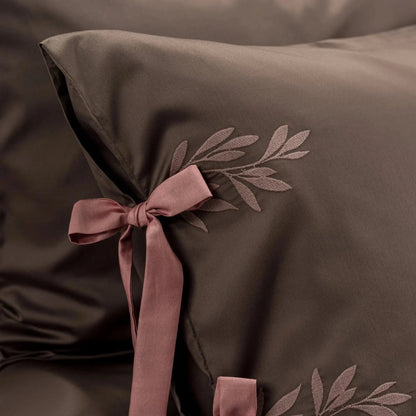 Lenjerie de pat 1 persoană Maro din bumbac satinat brodată cu motive florale, personalizabilă – POCAHONTAS CasaCrystal CasaCrystal