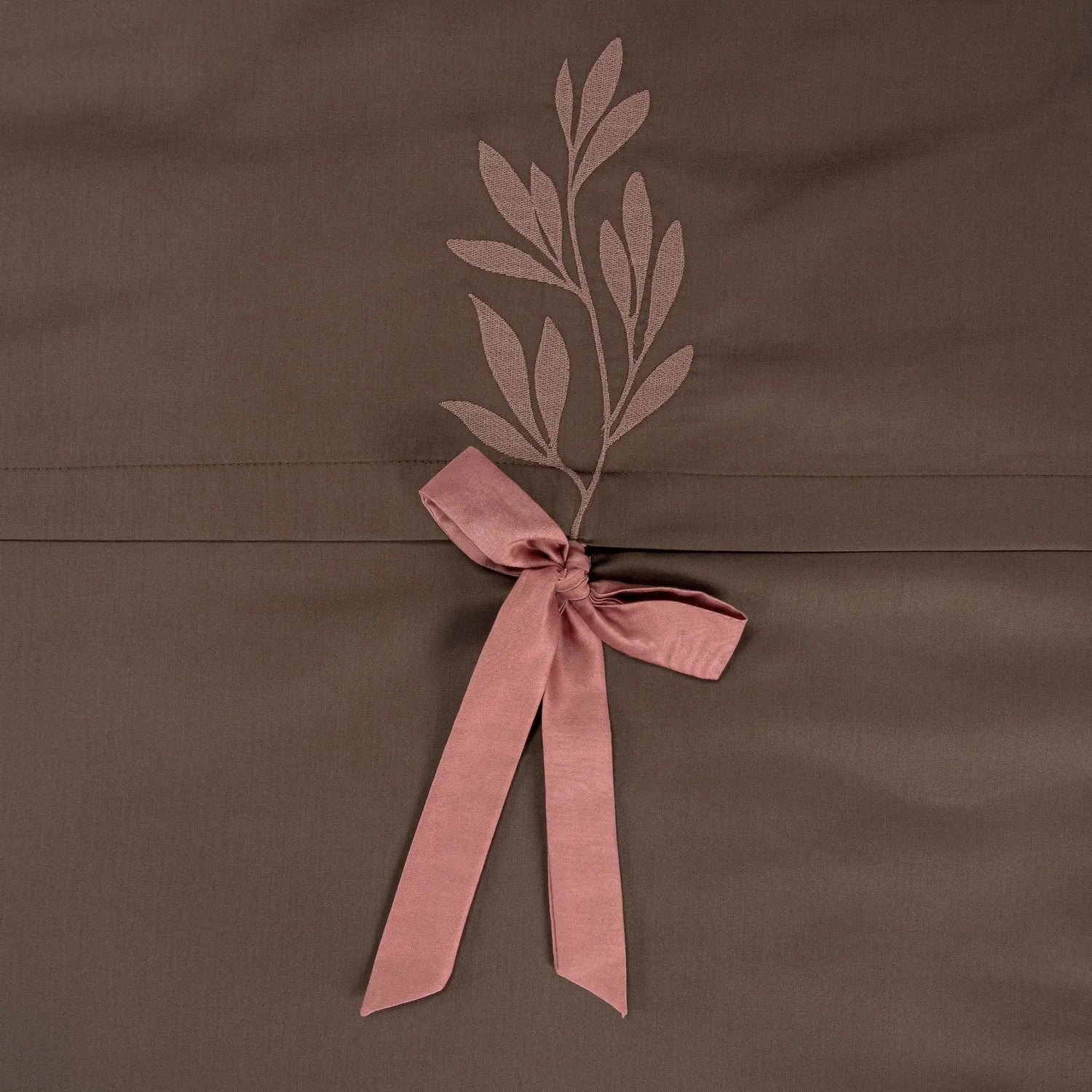 Lenjerie de pat 1 persoană Maro din bumbac satinat brodată cu motive florale, personalizabilă – POCAHONTAS CasaCrystal CasaCrystal