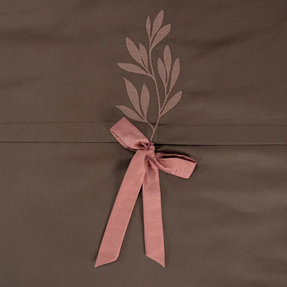 Lenjerie de pat 1 persoană Maro din bumbac satinat brodată cu motive florale, personalizabilă – POCAHONTAS CasaCrystal CasaCrystal