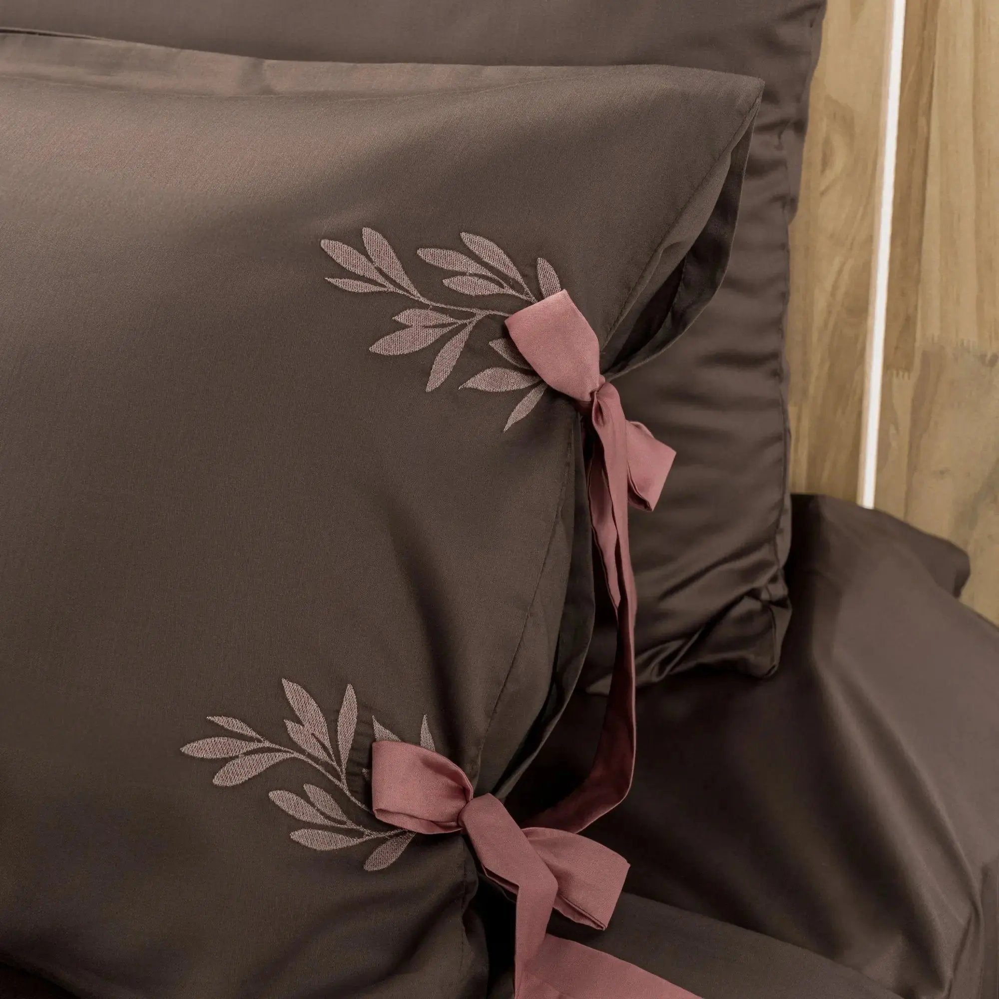 Lenjerie de pat 1 persoană Maro din bumbac satinat brodată cu motive florale, personalizabilă – POCAHONTAS CasaCrystal CasaCrystal