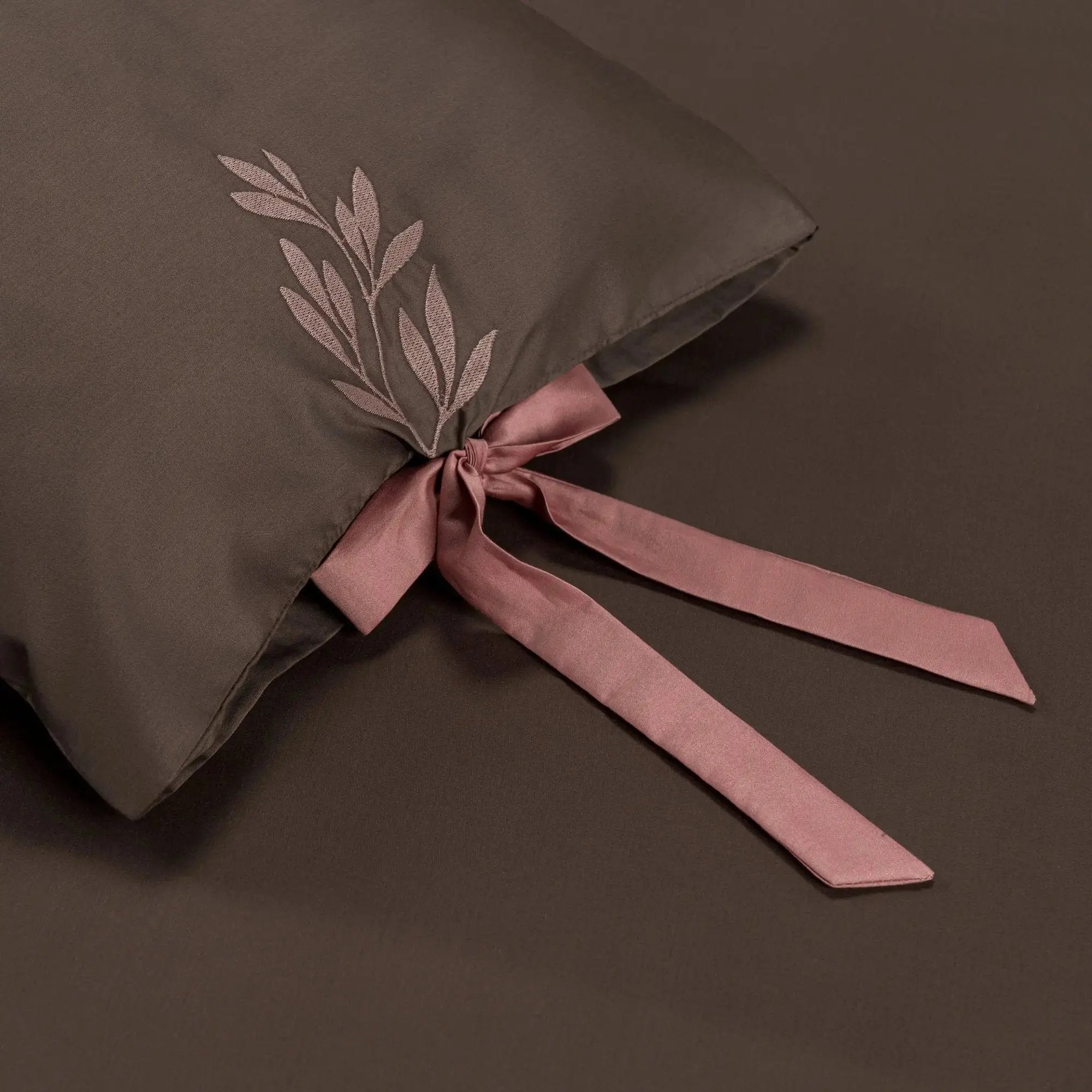 Lenjerie de pat 1 persoană Maro din bumbac satinat brodată cu motive florale, personalizabilă – POCAHONTAS CasaCrystal CasaCrystal