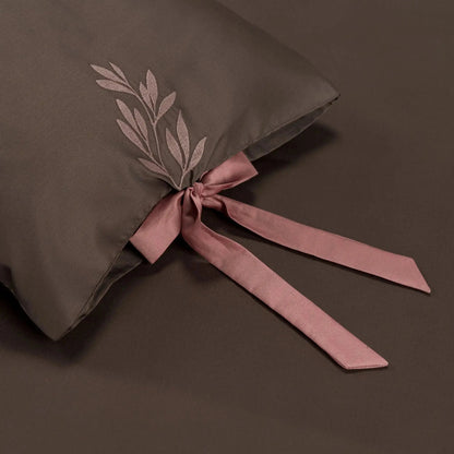 Lenjerie de pat 1 persoană Maro din bumbac satinat brodată cu motive florale, personalizabilă – POCAHONTAS CasaCrystal CasaCrystal